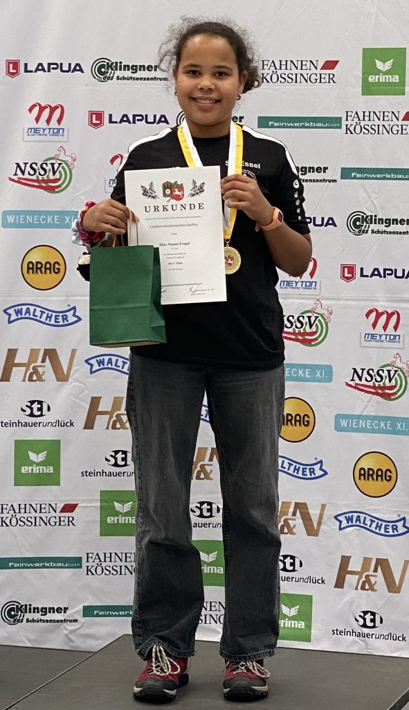 Elise Fragel vom SV Essel mit Urkunde und Goldmedaille bei der Blasrohr-Landesmeisterschaft 2026 in Osterode