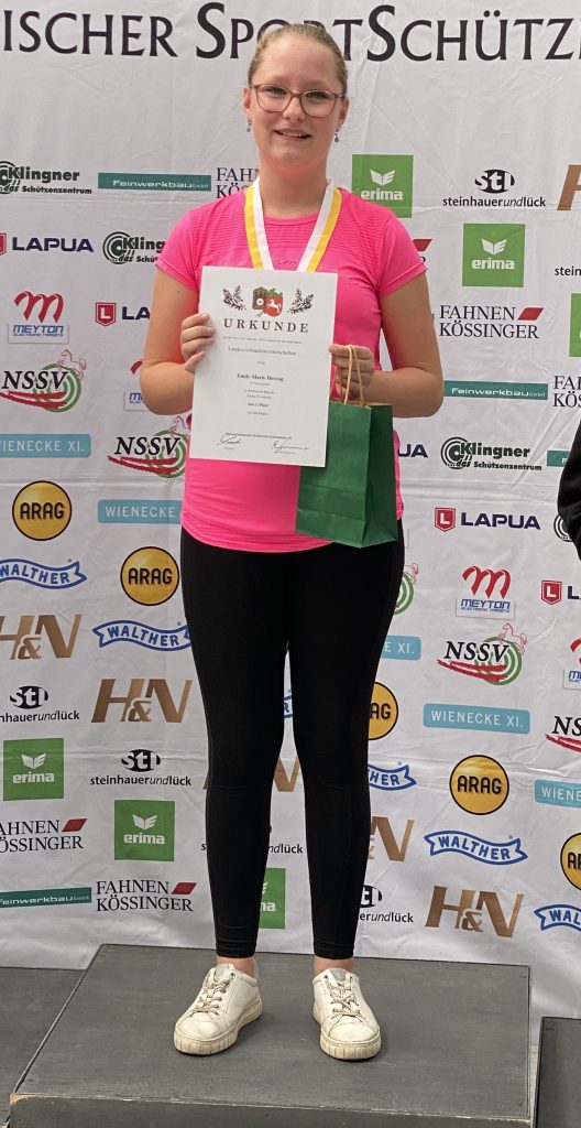 Emily Herzog vom SV Schwarmstedt mit Urkunde und Goldmedaille bei der Blasrohr-Landesmeisterschaft 2026