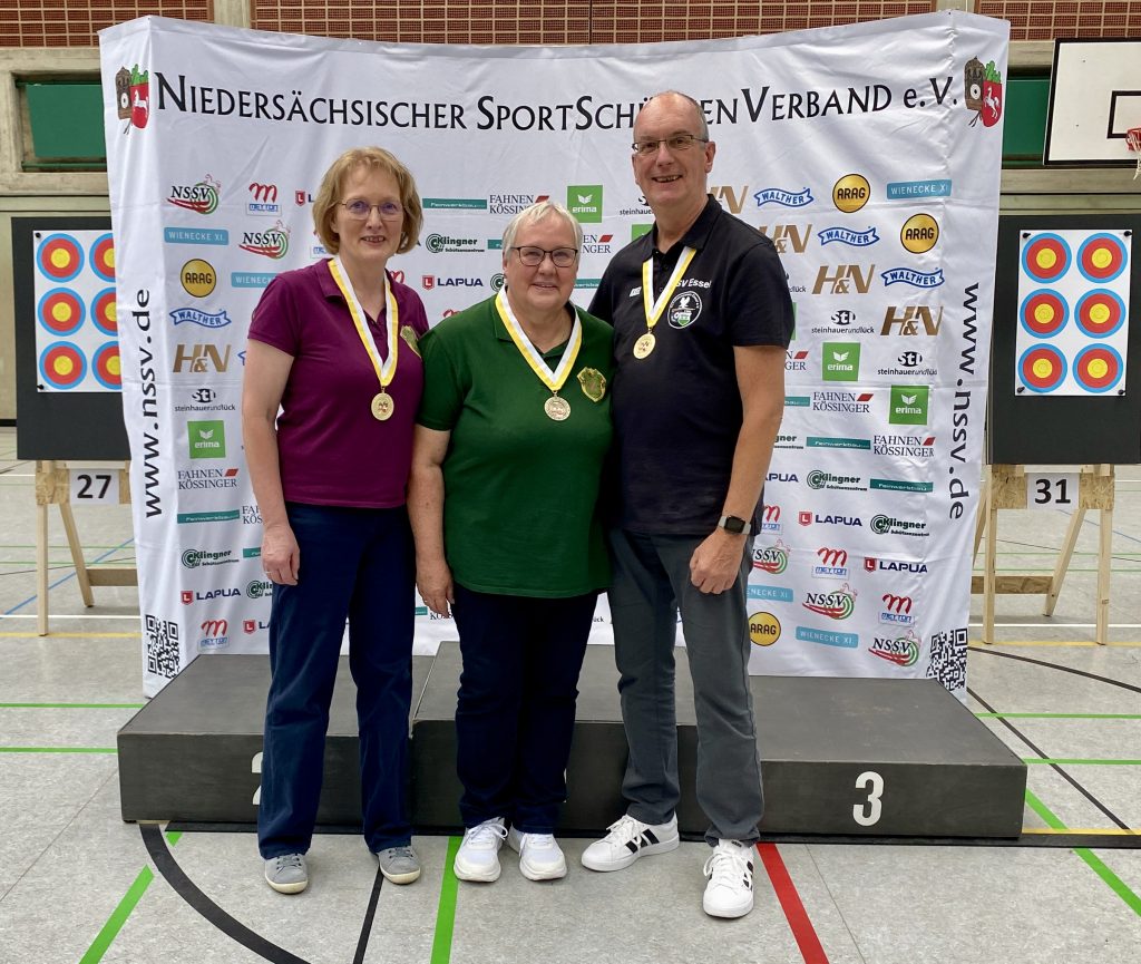 Karin Langhoop, Gitta Bünger und Axel Pralle mit ihren Medaillen bei der Siegerehrung der Blasrohr-Landesmeisterschaft 2026