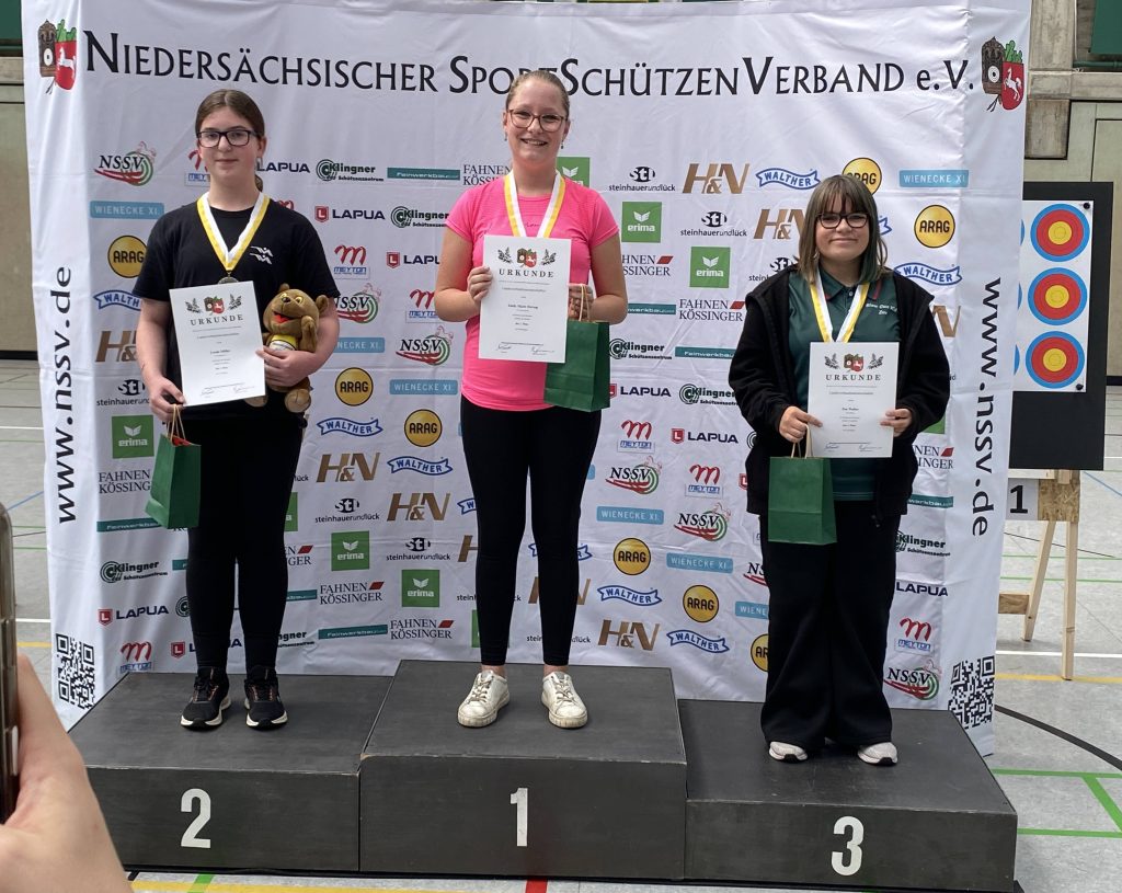 Siegerehrung bei der Blasrohr-Landesmeisterschaft 2026: Emily Herzog vom SV Schwarmstedt auf Platz 1