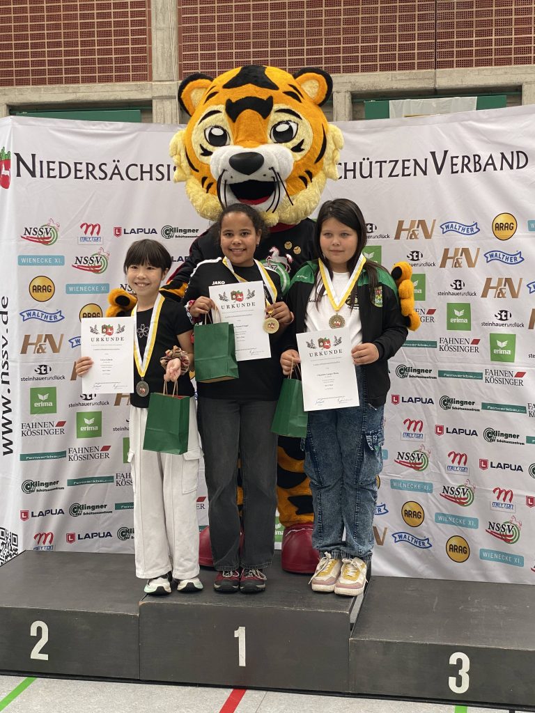 Siegerehrung der Schülerklasse 3 weiblich bei der Blasrohr-Landesmeisterschaft 2026: Elise Fragel vom SV Essel auf Platz 1